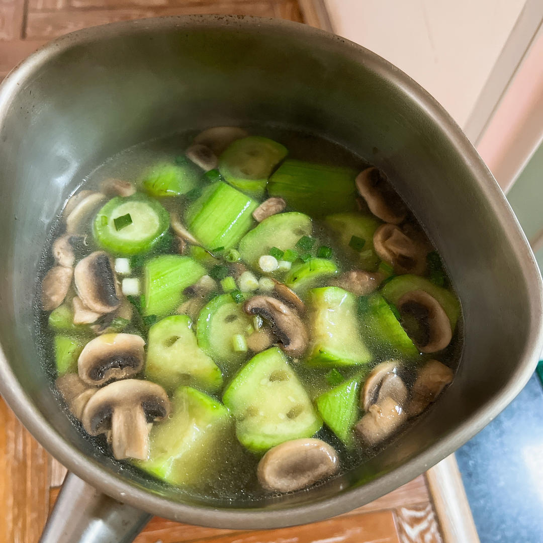 用一种调味料做丝瓜口蘑鲜汤