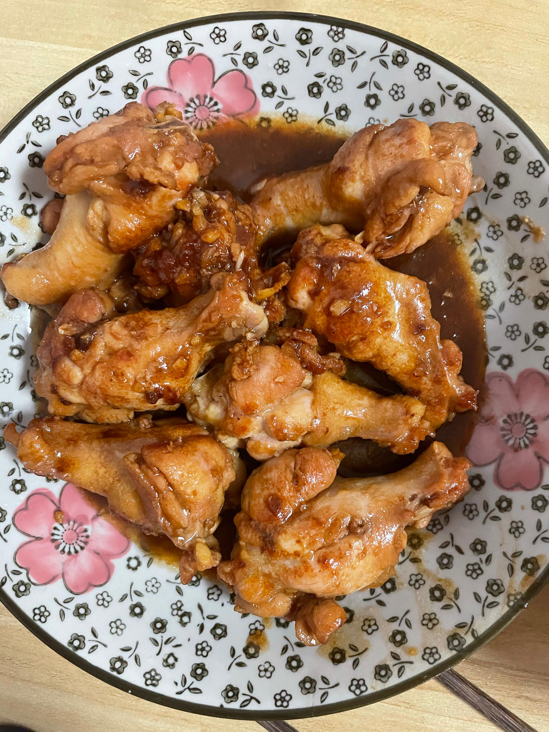 蒜香浓郁，鲜嫩多汁的蒜香鸡翅