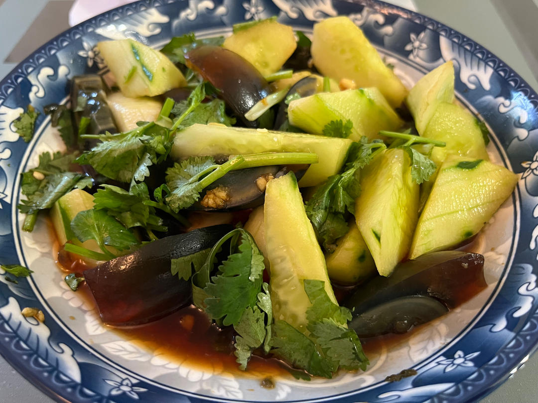 减脂餐凉拌皮蛋黄瓜
