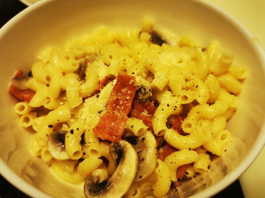 白汁蘑菇培根意粉