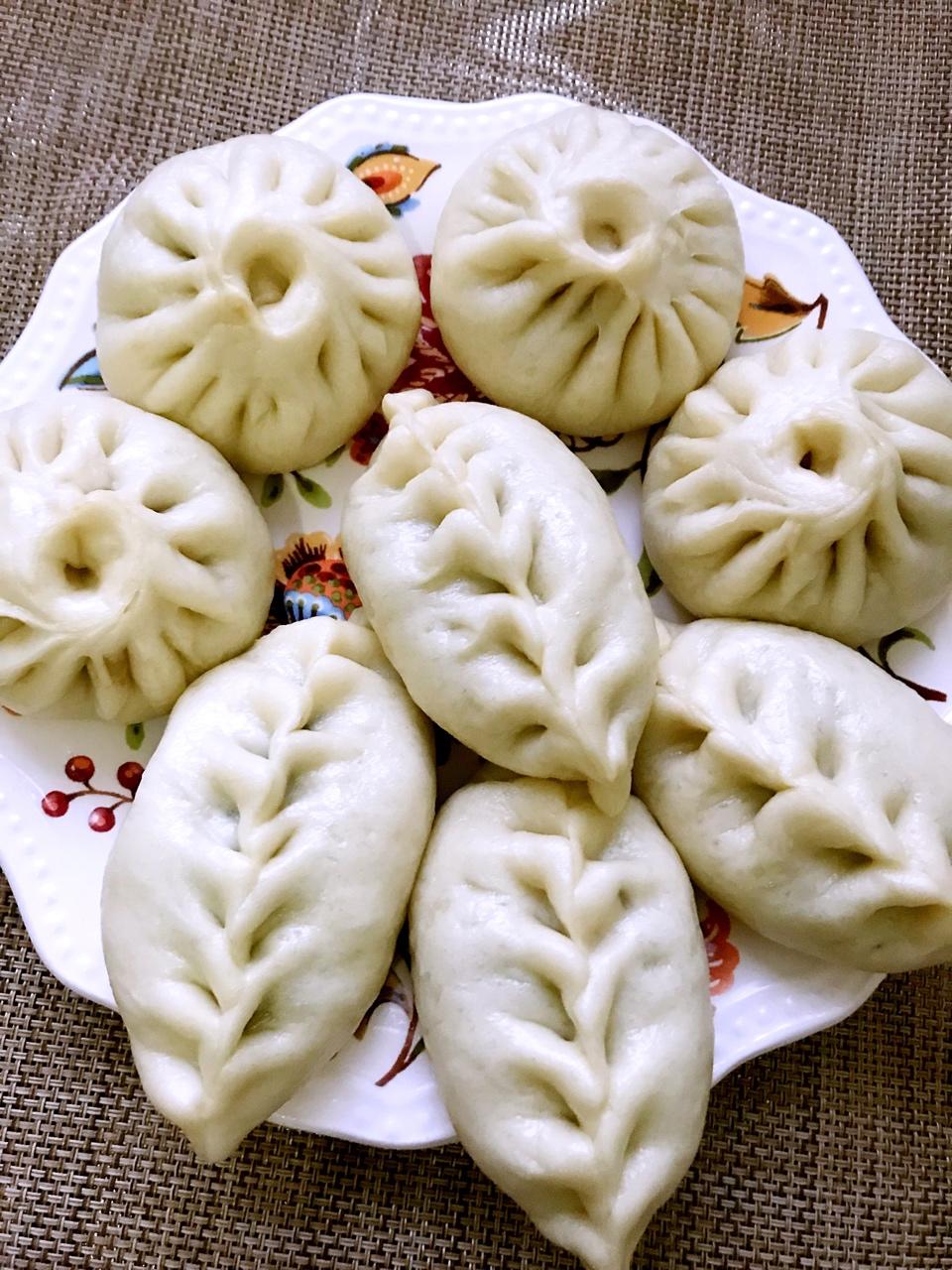 靓家小厨做的松软多汁的肉包子