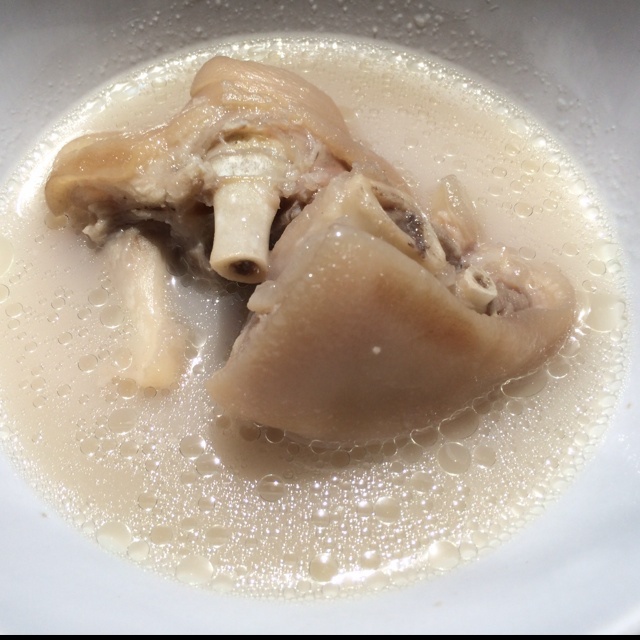 黄豆花生猪脚汤