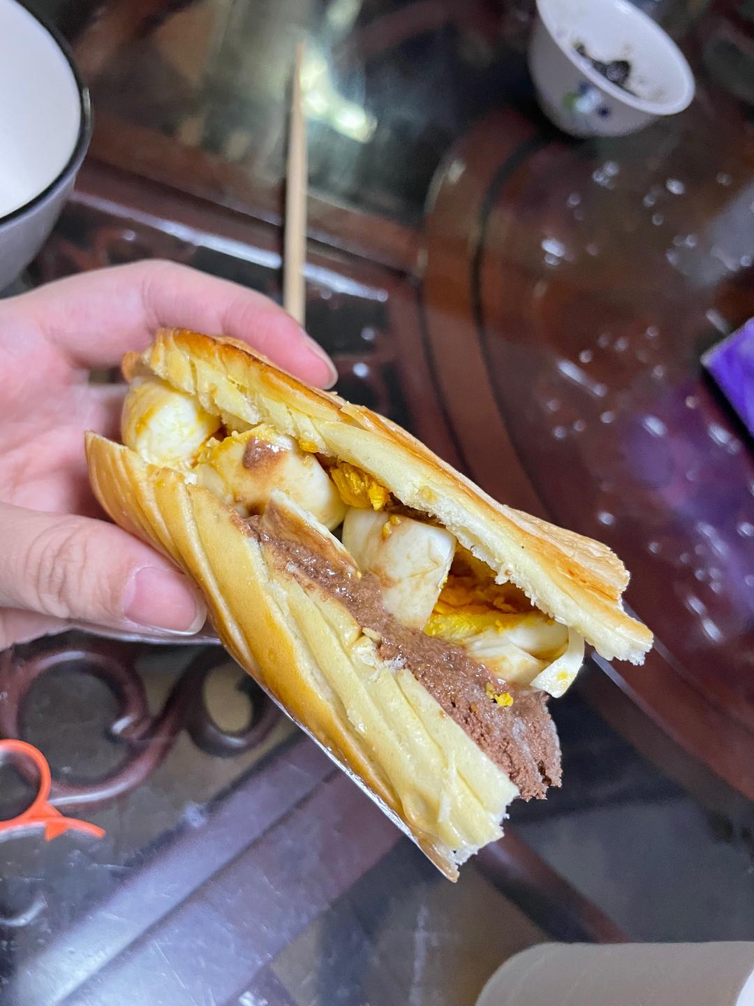 巧克力面包夹鸡蛋的做法