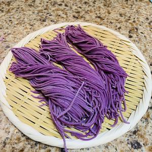 紫薯/胡萝卜蔬菜汁面条（压面机版）的做法 步骤6