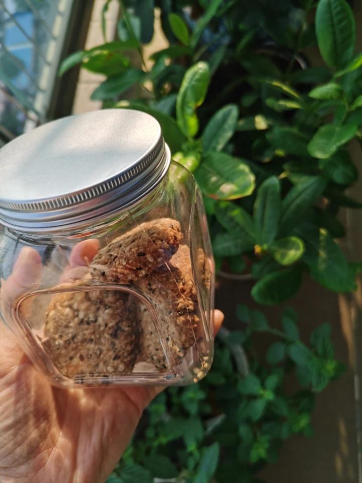 素食:有机燕麦芝麻大饼干