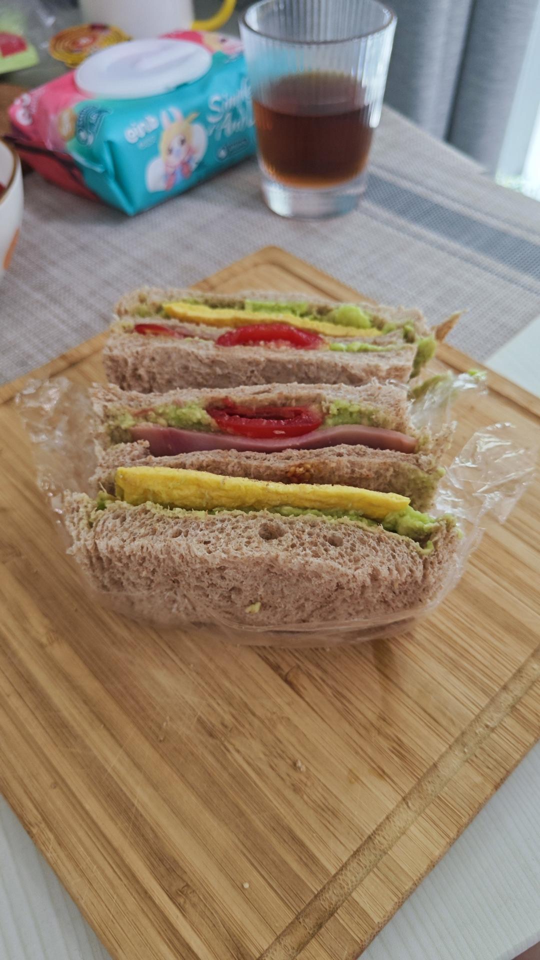 牛油果鸡蛋三明治