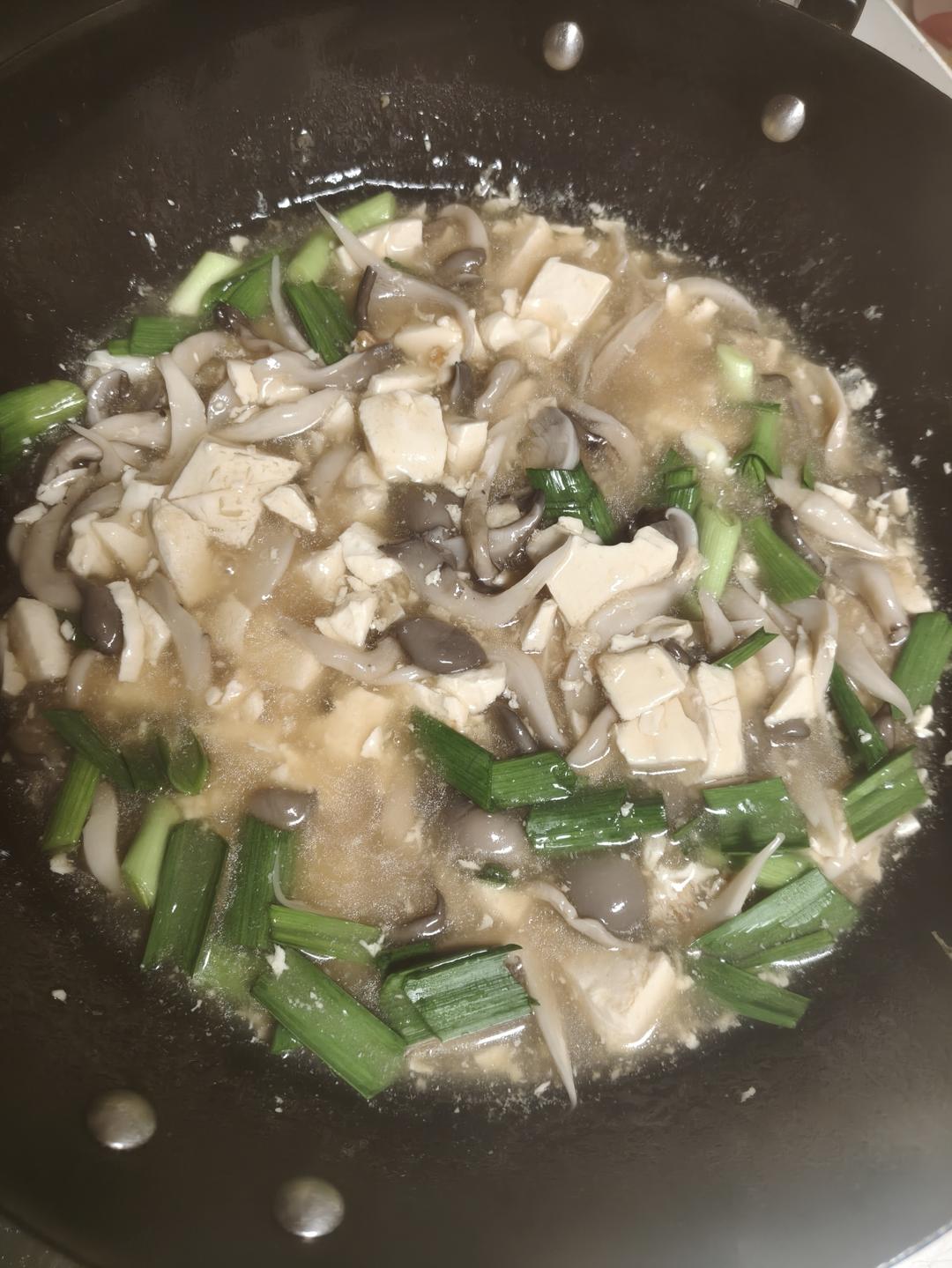 超级简单的平菇炖豆腐