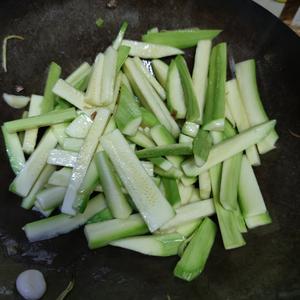 小炒生瓜（笋瓜，西葫芦）的做法 步骤4