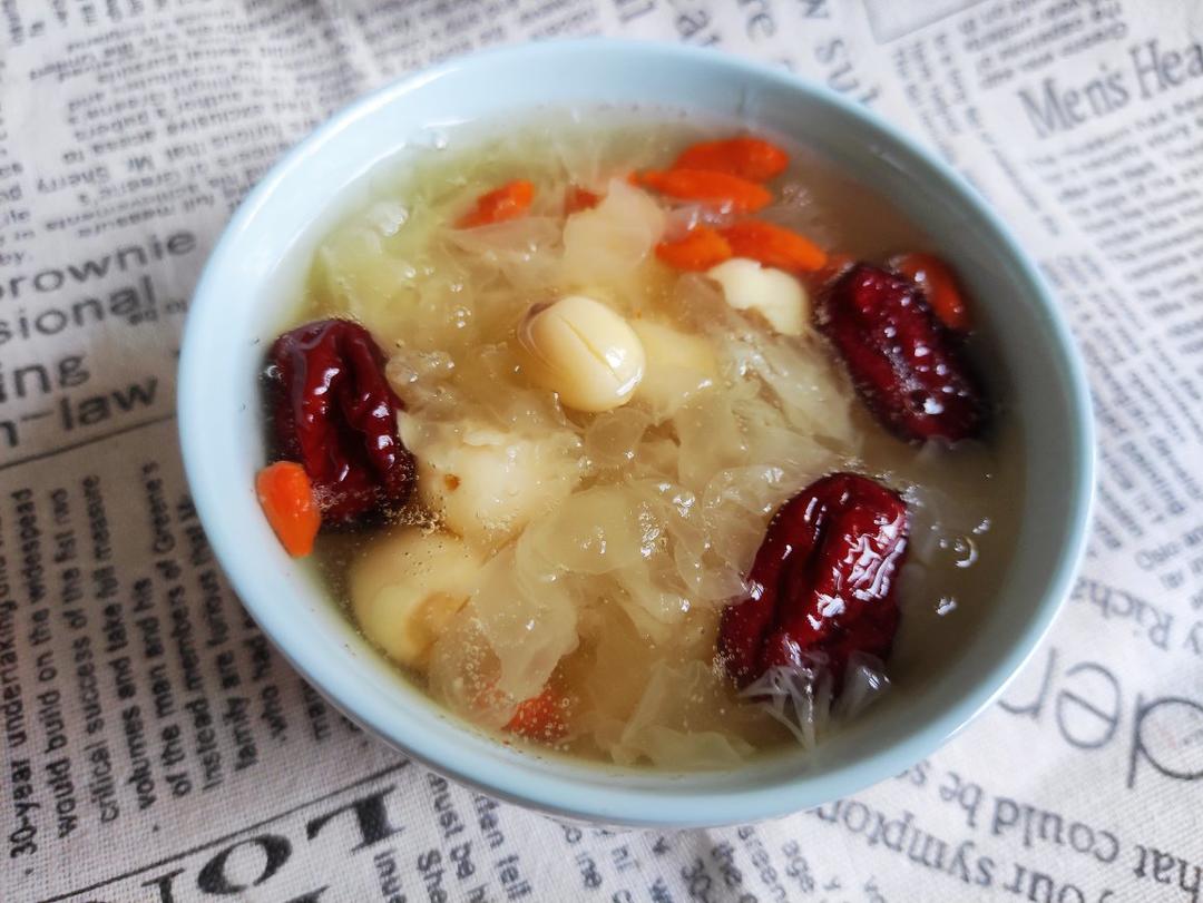 红枣银耳莲子羹