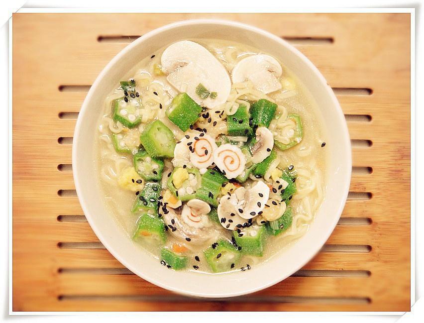 【食纪】秋葵蘑菇鸡丝面的做法