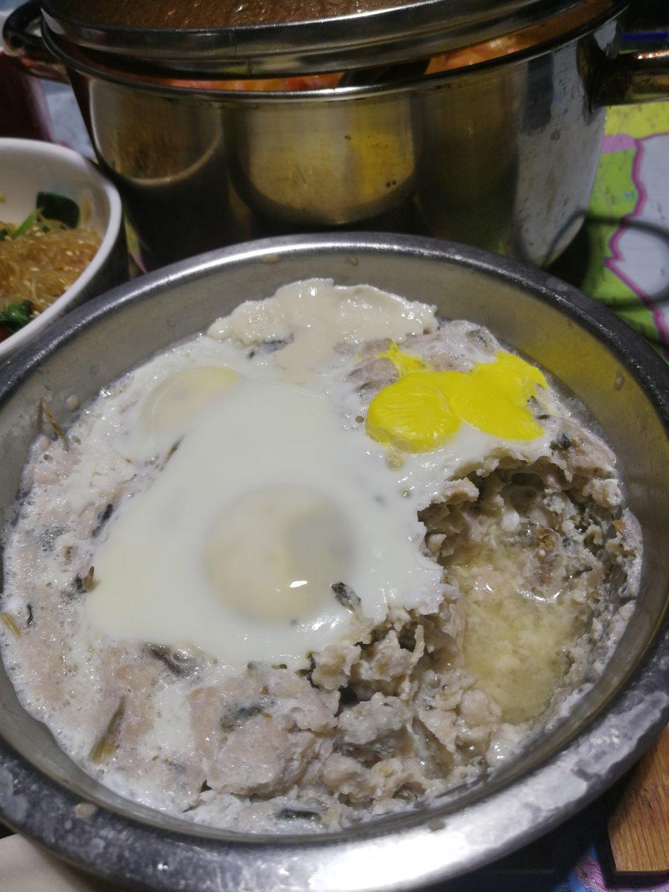 梅干菜肉饼蒸咸蛋