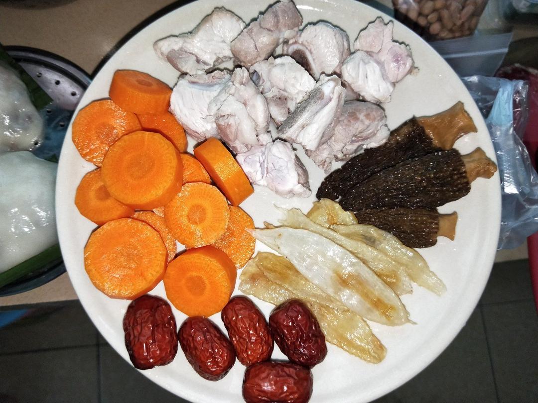 滋补花胶排骨汤