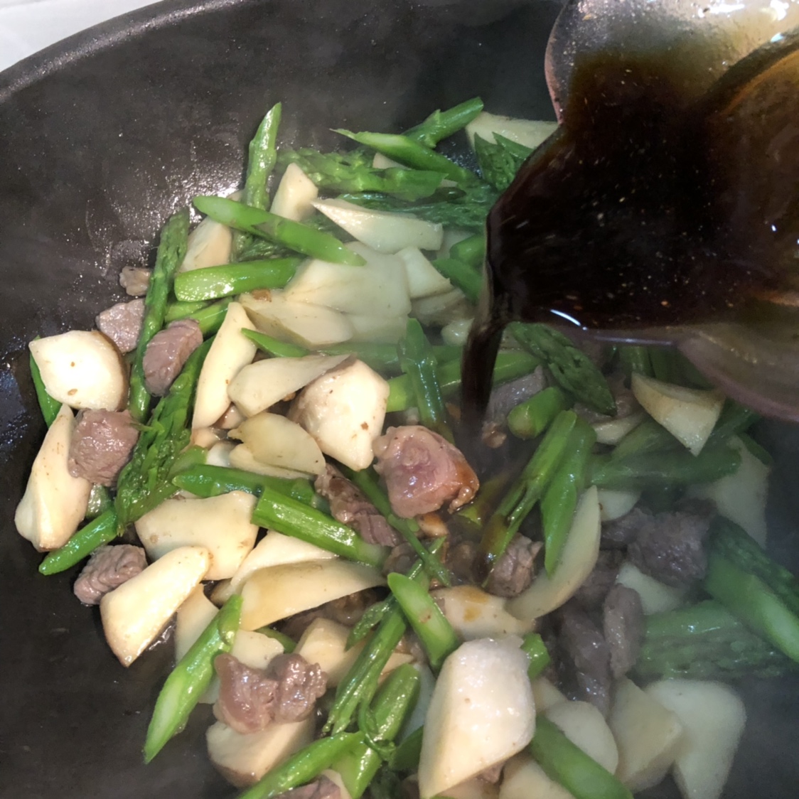 杏鲍菇芦笋牛肉粒的做法 步骤5