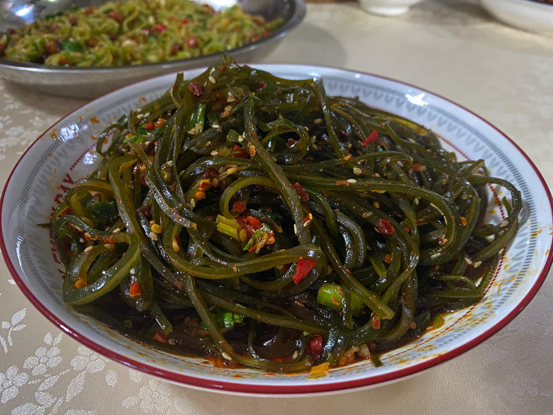 凉拌海带丝（酸辣麻香）爽口开胃咸甜适宜（配自制辣椒油方法）
