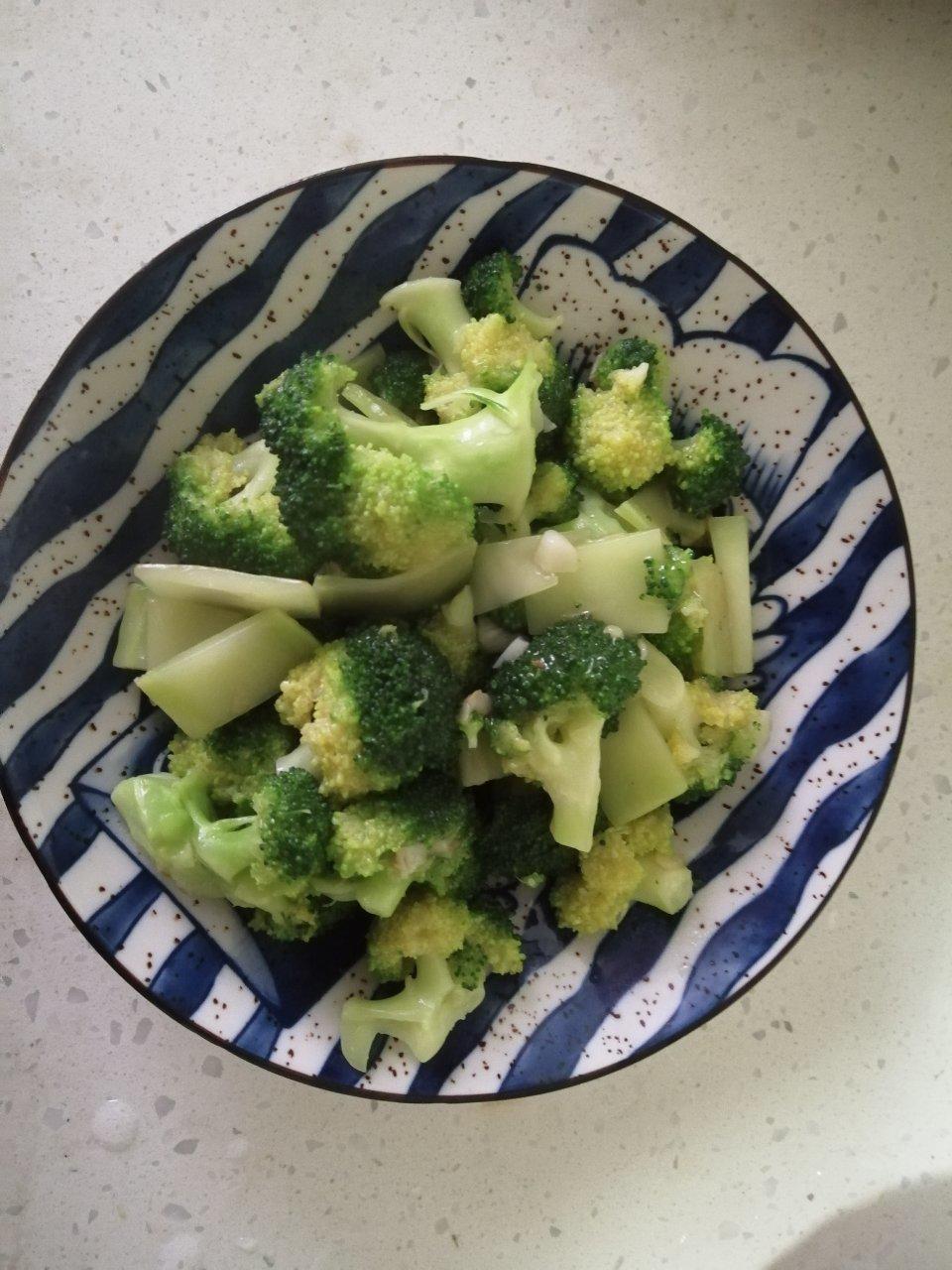 好吃到爆的耗油蒜蓉西兰花(从不修图，喜欢请关注)