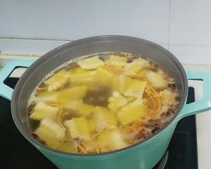 糯玉米排骨汤（滋补养身）的做法 步骤2