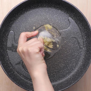 平底锅烤韭菜的做法 步骤2
