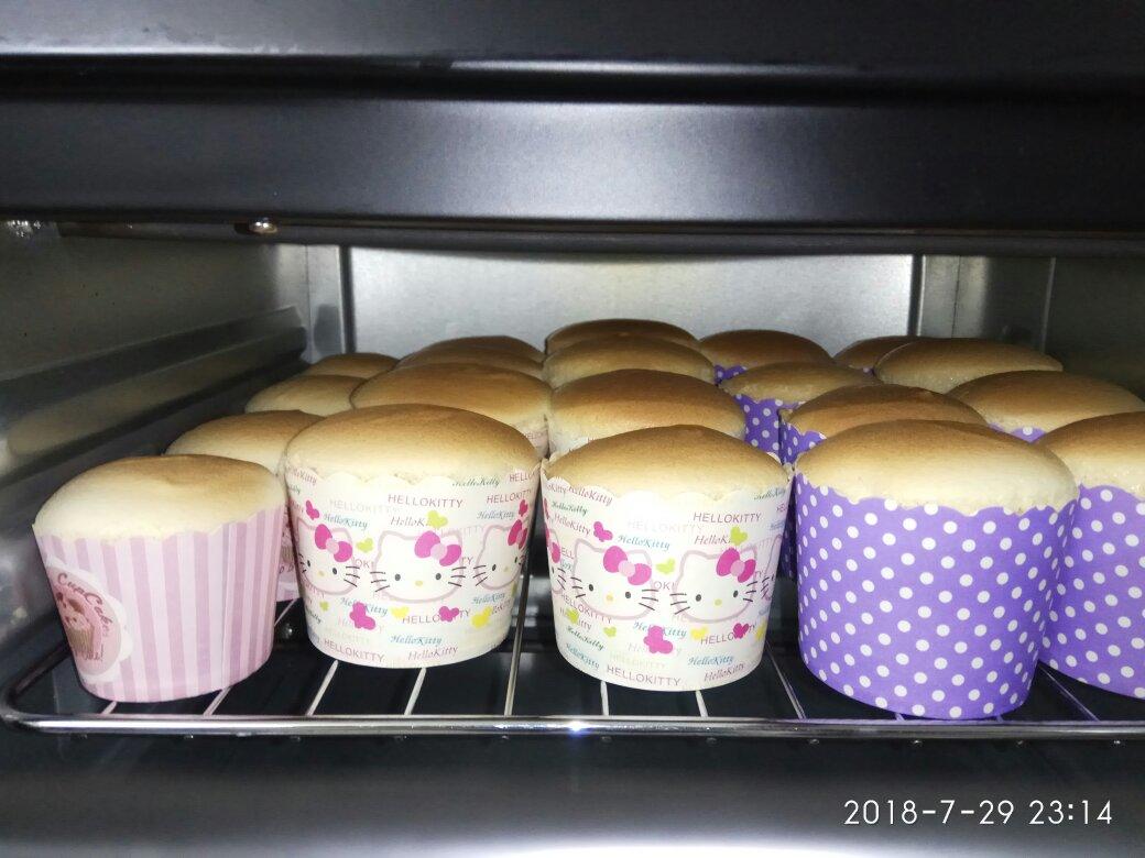 戚风杯子蛋糕^_^不开裂不回缩喔～