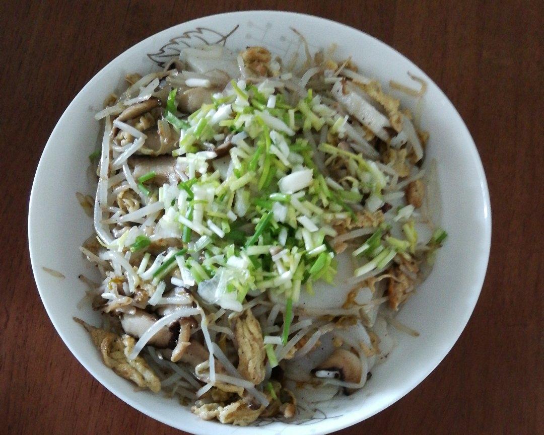 豆芽炒年糕(戒麸质午餐)的做法