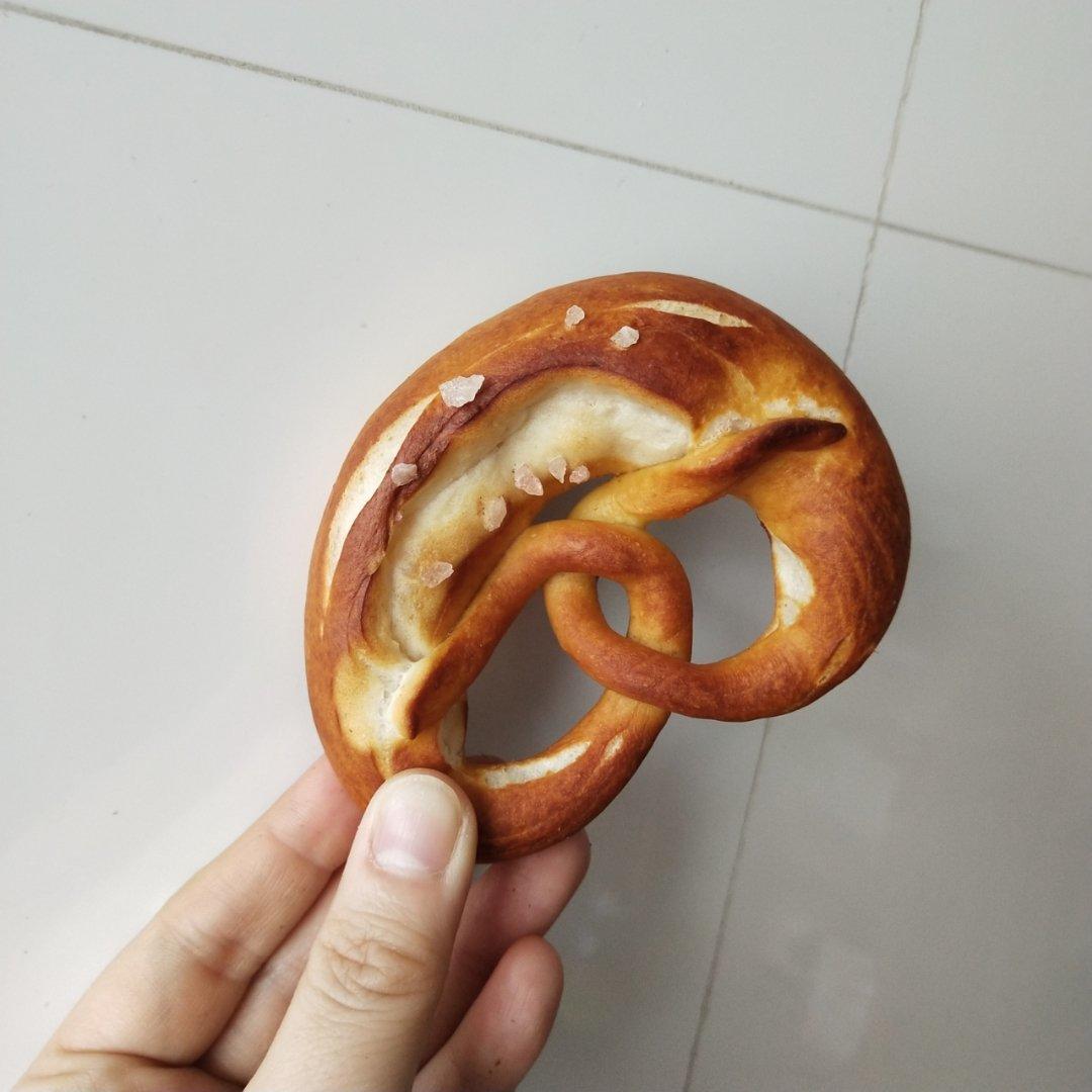 🥨黑麦碱水包Brezel🥨（小苏打版）
