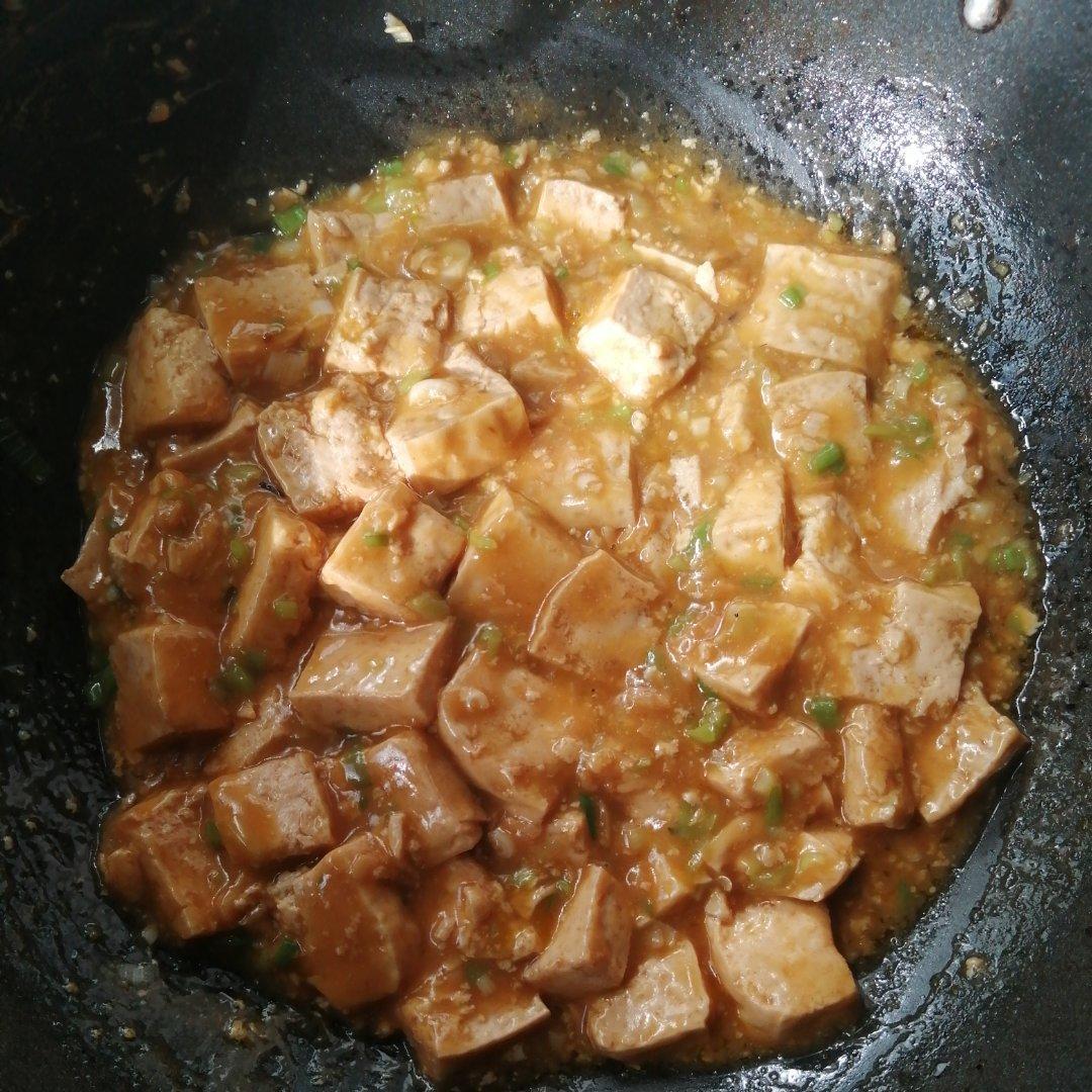 不放肉也超下饭的葱焖豆腐