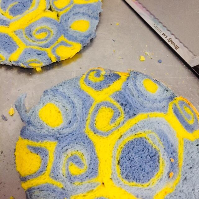 用美食向大师致敬：蝶豆花梵高“星空”吐司B12