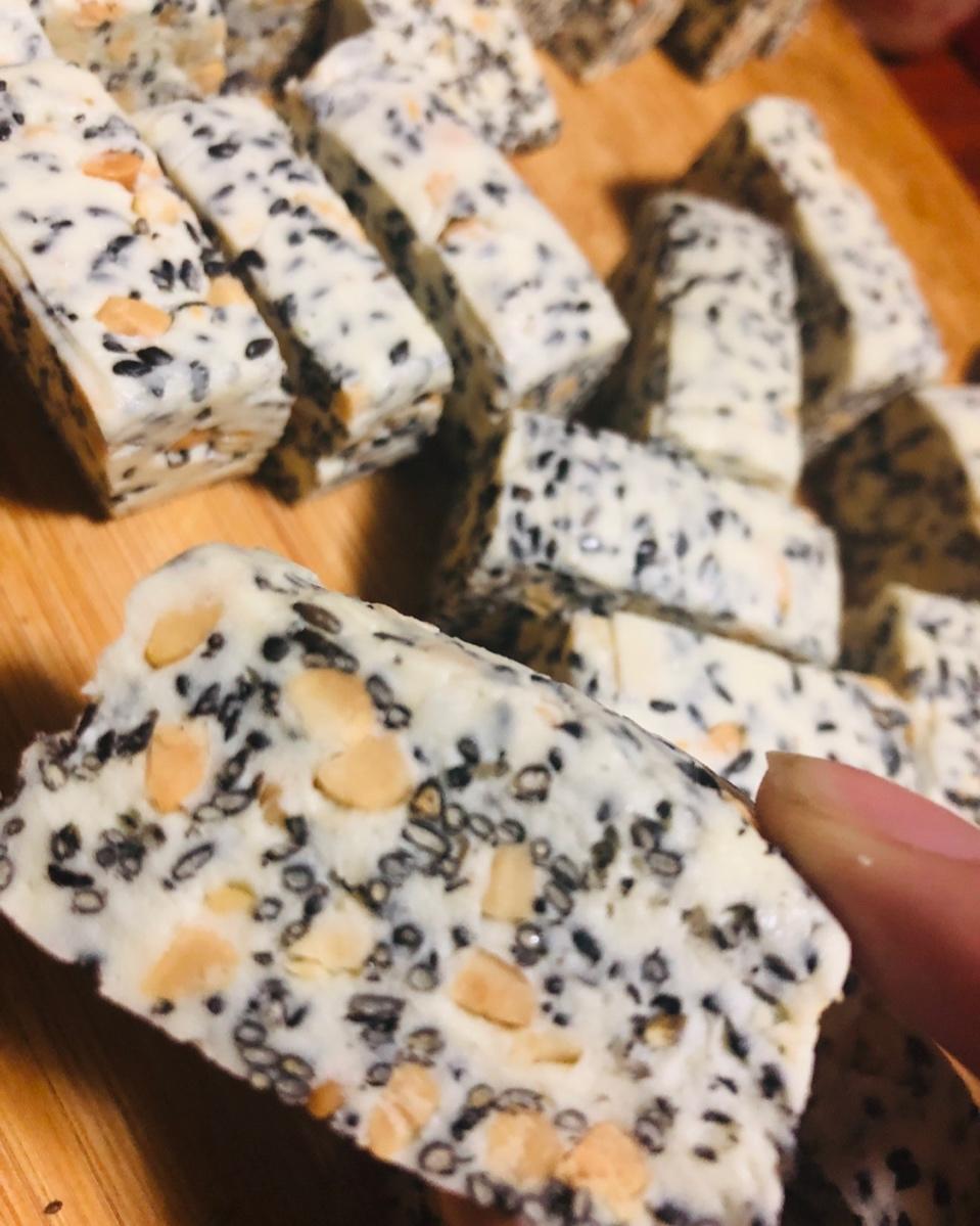 黑芝麻花生牛轧糖