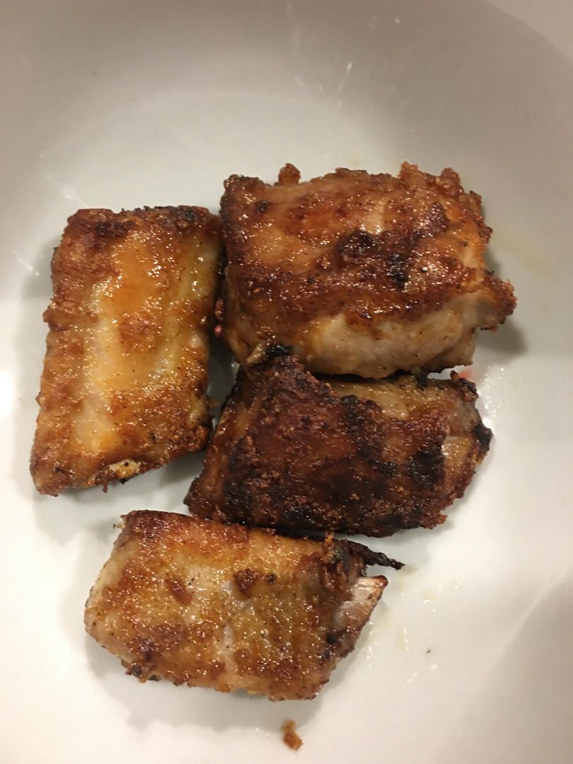 我家排骨从不红烧，加一些大蒜，出锅香喷喷，孩子吃完舔手指