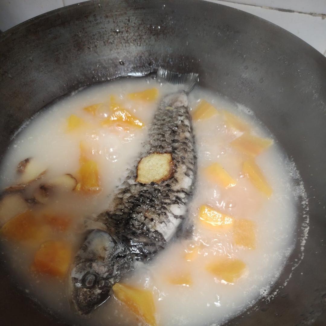 奶香木瓜鲫鱼汤