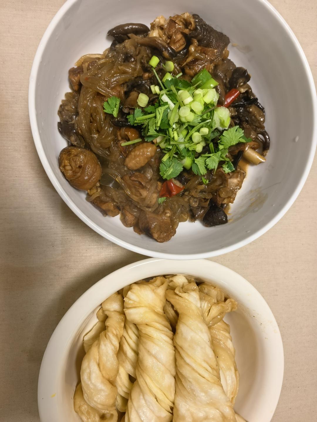 小鸡炖蘑菇~土鸡腿 榛蘑 粉条~焖花卷