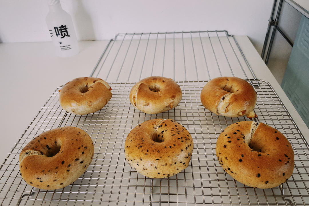 全麥芝麻培根乳酪貝果