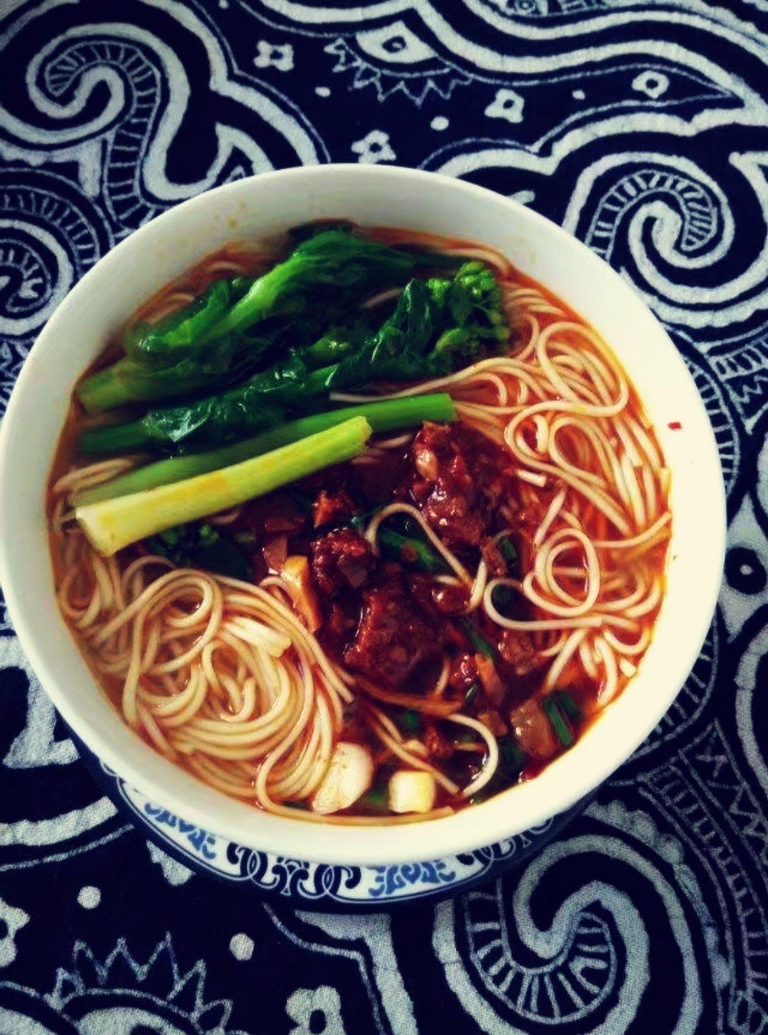 辣戳戳做的焖肉面