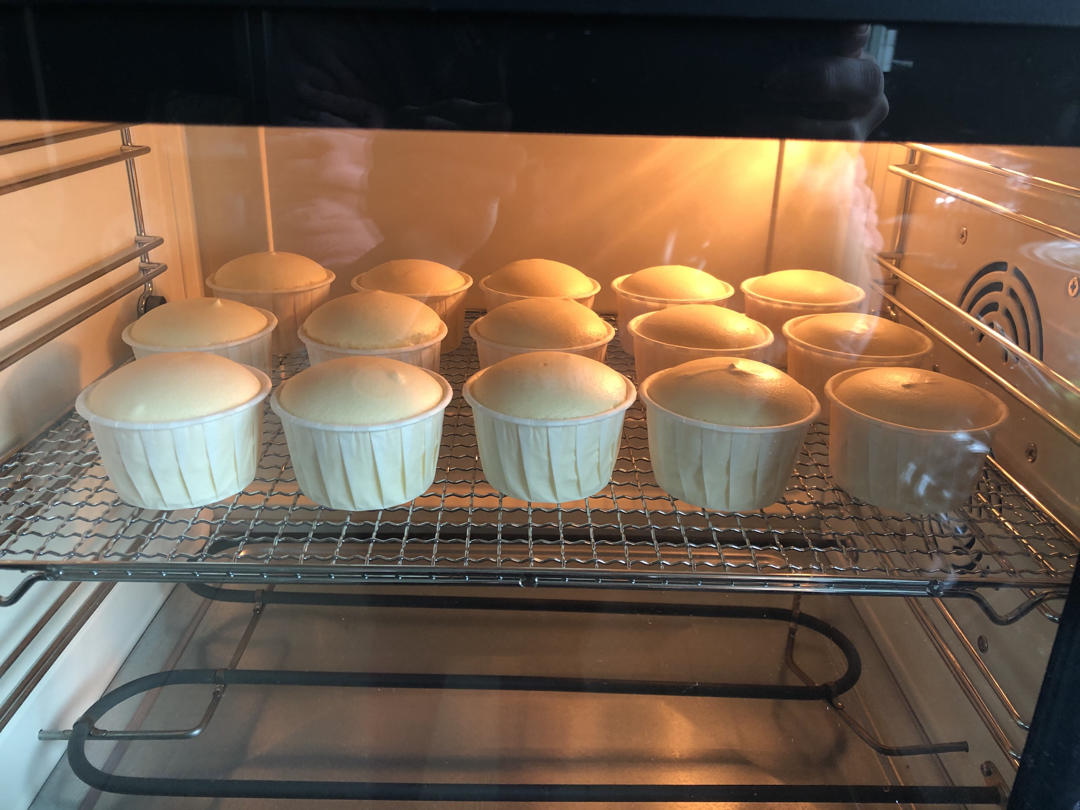 不塌不裂的纸杯戚风蛋糕