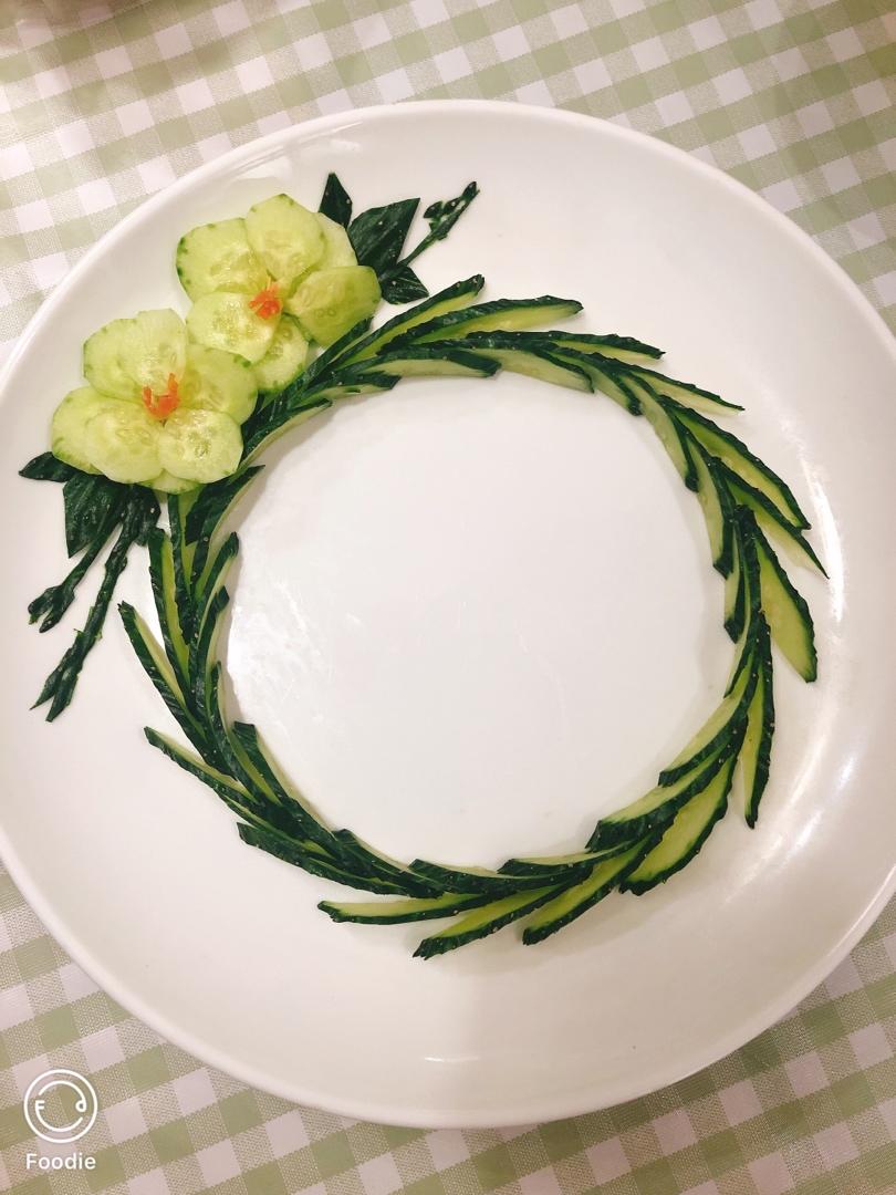 简单美丽的盘饰（1）——（不会雕刻也能做出）黄瓜拼装花