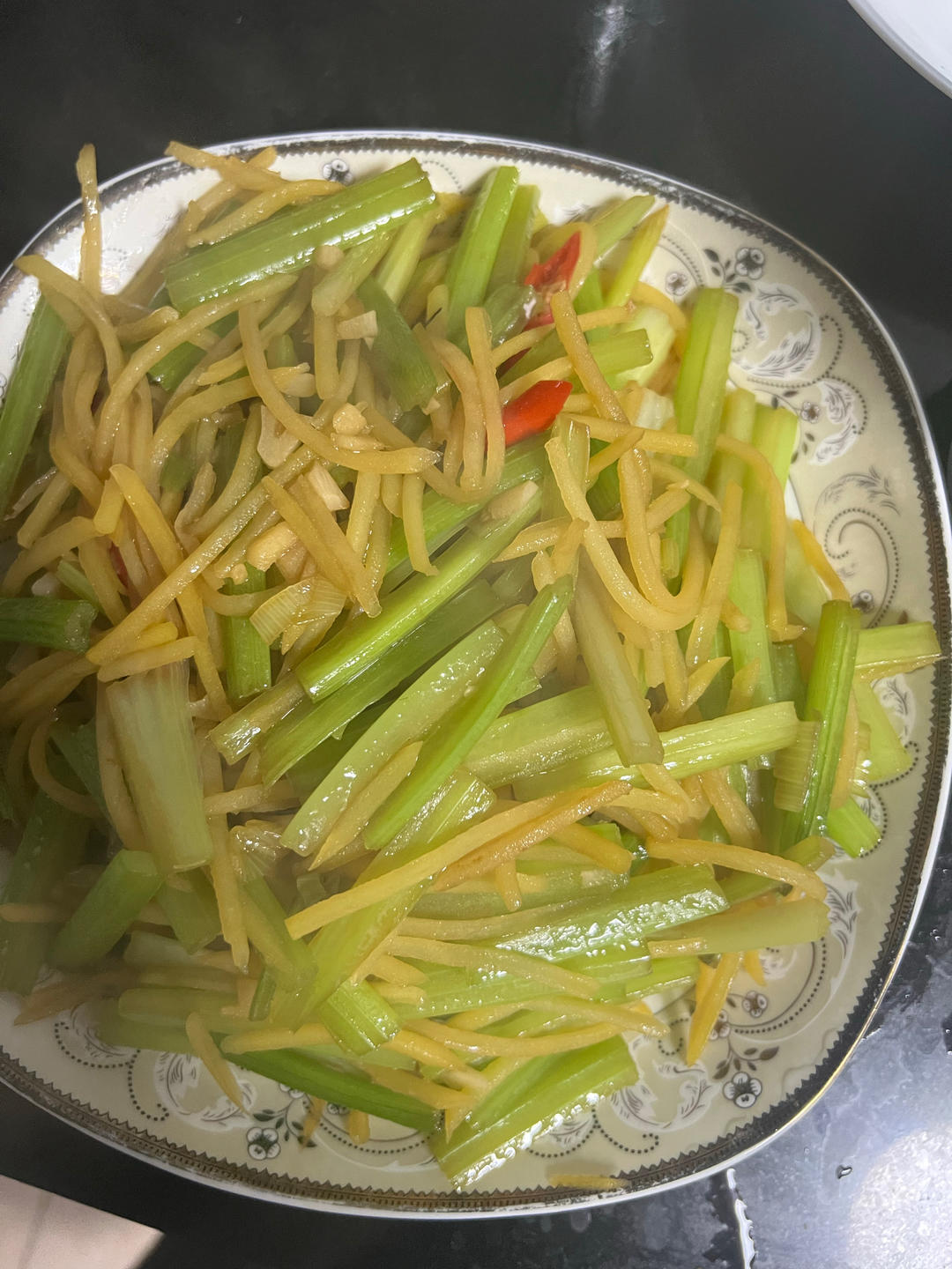 简单美味的家常菜！土豆丝炒芹菜