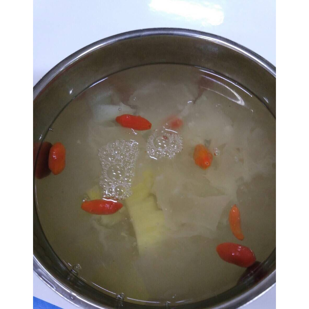 菠萝银耳莲子百合汤