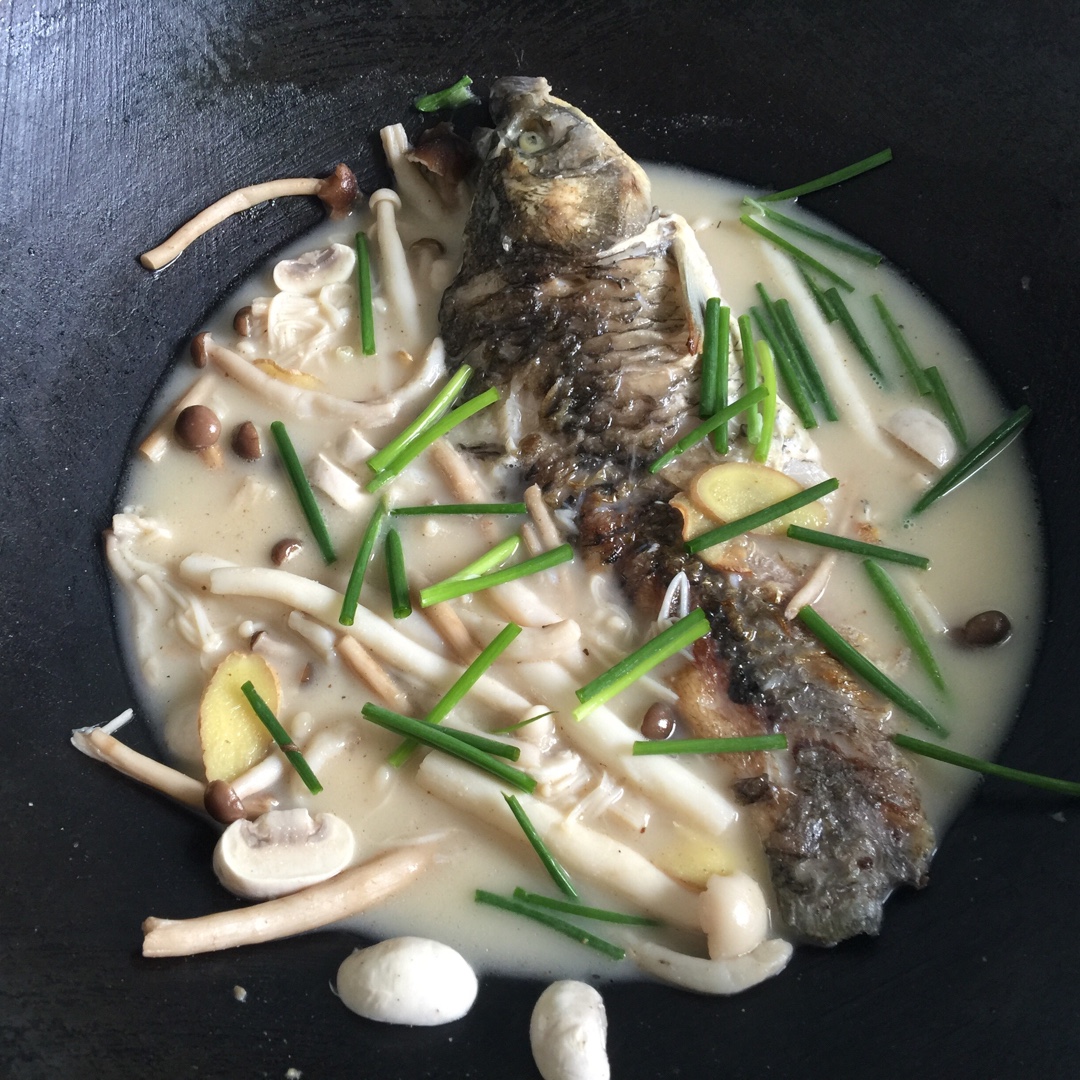 鲜菌奶白鲫鱼汤