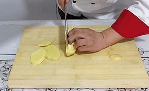 蒜苔烧土豆条的做法 步骤1