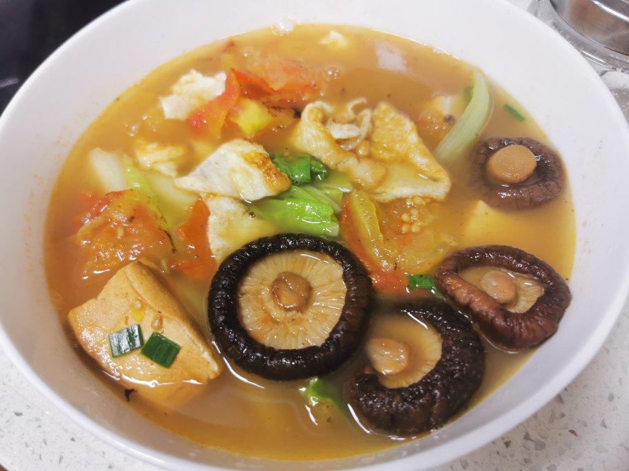 西红柿菌菇豆腐汤