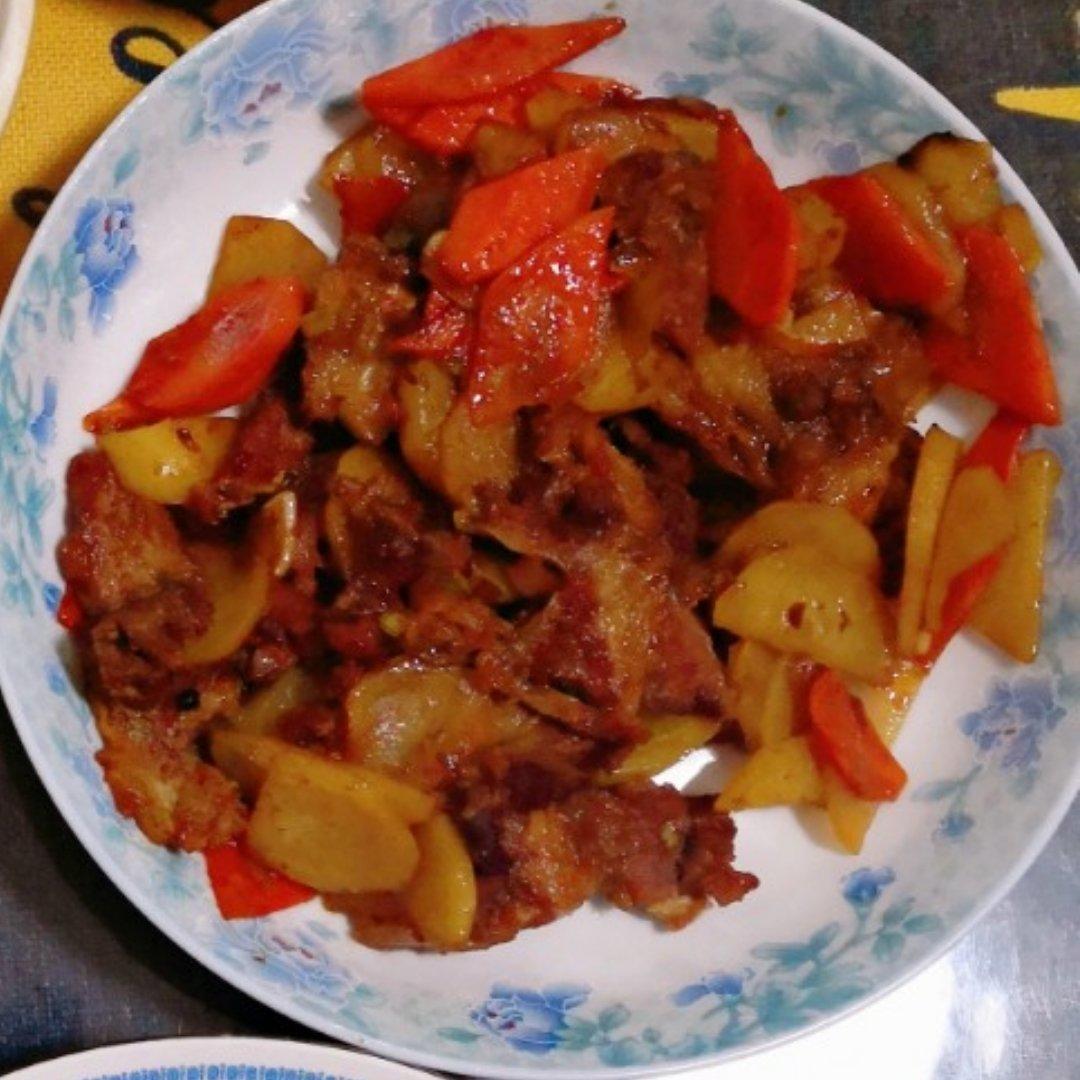 五花肉干煎土豆