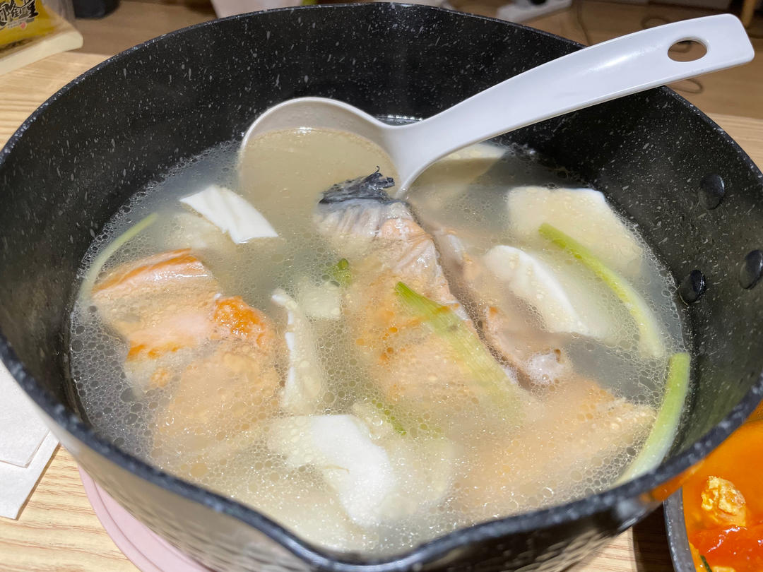 好喝的爆炸的三文鱼豆腐汤～