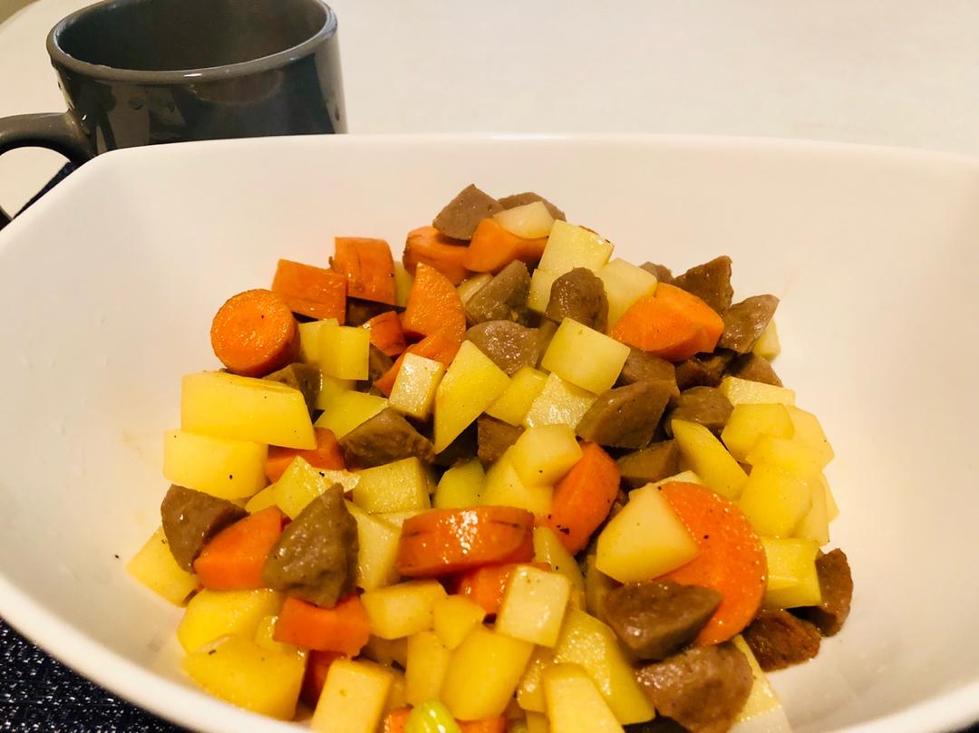 黑胡椒牛肉丸子炒土豆胡萝卜，一道菜解决一顿饭
