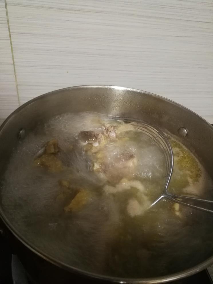 香菇炖鸡肉的做法 步骤1