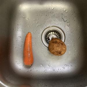 0失误酸辣土豆萝卜丝，一道营养和美味兼备的家常好菜的做法 步骤1