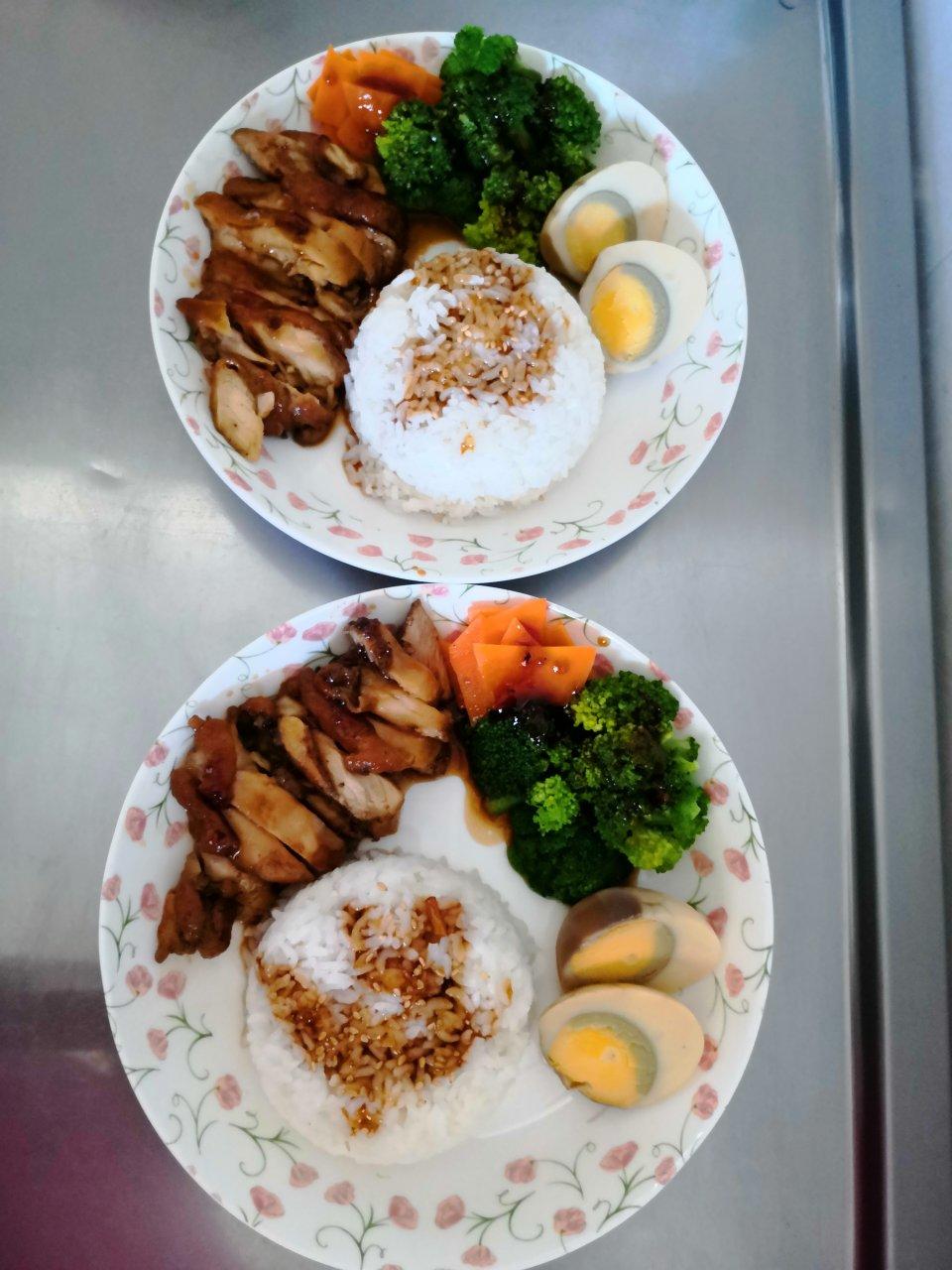 鲜嫩多汁的照烧鸡腿饭