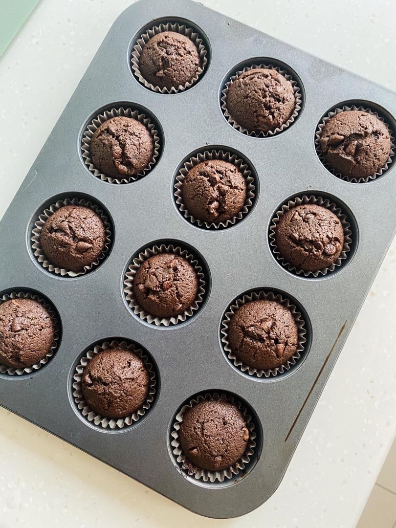 超润巧克力纸杯蛋糕（非常适合裱花、盖糖皮的cupcake方子）