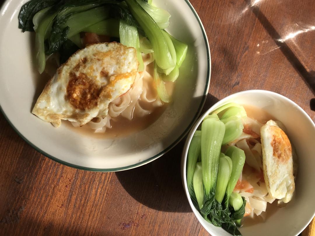 连吃3天不会腻：煎蛋酸汤面