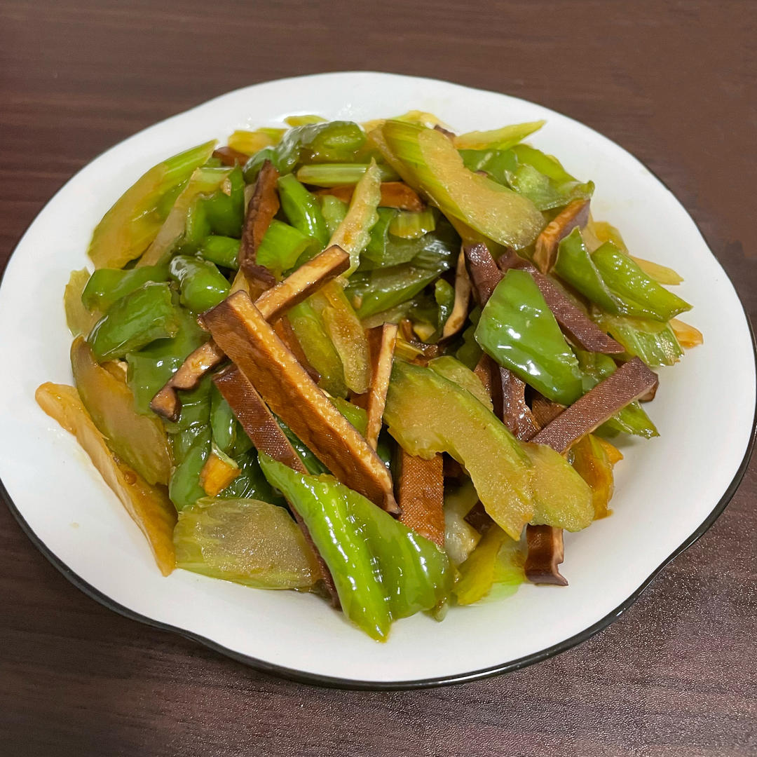 午餐晚餐简单快手下饭菜芹菜炒香干