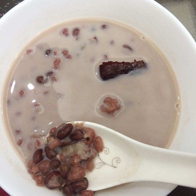 红枣红豆薏仁牛奶粥