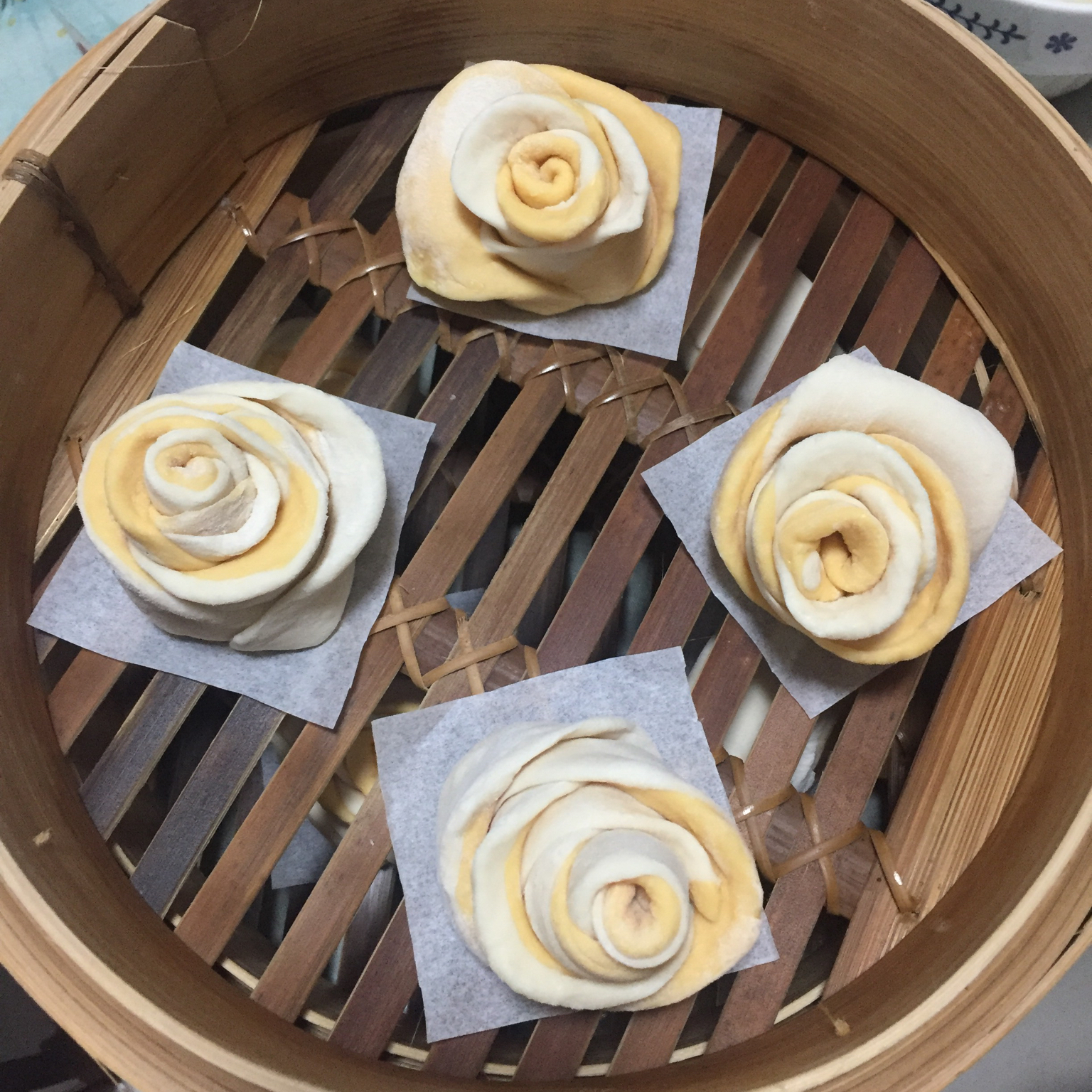 双色玫瑰花卷